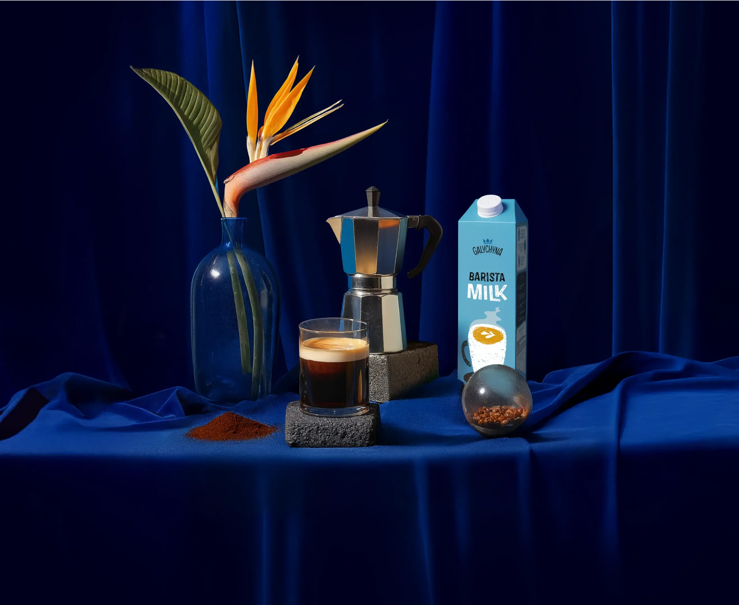 04-heads-company-design-agency-galychyna-styled-scene-barista-milk-coffee-accessories 